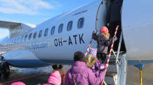 Ihmisiä menossa Flyben koneeseen Kemi-Tornion lentokentällä.
