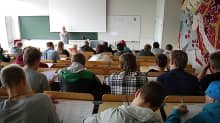 Opiskelijoita ammattikoulun luentosalissa.