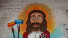 Jeesus-graffiti jo osittain puretun Kaivokselan kirkon alttariseinässä. 