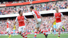 Arsenalin Santi Cazorla (vas.) ja Laurent Koscielny (oik.) juhlivat maalia.