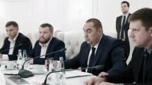 Separatistijohtajat Alexander Zakharchenko (vas.), Andrei Purgin (vas. kesk.) sekä Igor Plotnitsky (oik.kesk.) osallistuivat neuvotteluihin Minskissä 19. syyskuuta 2014. Kuvassa oikealla olevaa henkilöä ei ole identifioitu. 