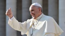 Paavi Franciscus on nostanut oikean peukalonsa pystyyn.