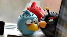 Angry Birds -pelin hahmoja muovisina esineinä paketin päällä lähellä ikkunaa.