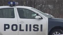 Poliisi istuu autossa
