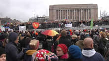 Sukupuolineutraalin avioliittolain kannattajat kerääntyvät ennen eduskunnan äänestystä 28. marraskuuta Kansalaistorille.
