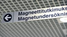 Opastekyltti magneettitukimukseen.