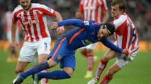 Manchester Unitedin Falcao kamppailee pallosta Stoken Marc Muniesan kanssa.