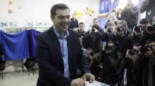 Alexis Tsipras äänestämässä.