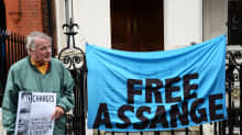 Mielenosoittaja vaatii Assangelle oikeutta Lontoon Ecuadorin-suurlähetystön ulkopuolella elokuussa 2014.