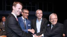 Nokian hallituksen puheenjohtaja Risto Siilasmaa (vas.), Nokian toimitusjohtaja Rajeev Suri, Alcatel-Lucentin toimitusjohtaja Michel Combes ja Alcatel-Lucentin hallituksen puheenjohtaja Philippe Camus kättelemässä.