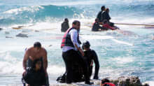 Paikalliset asukkaat ja pelastustyöntekijät auttoivat veneonnettomuuden uhreja Rhodoksen saarella Kreikassa 20. huhtikuuta. Arviolta 80 pakolaista kuljettanut laiva upposi saaren edustalla maanantaina.