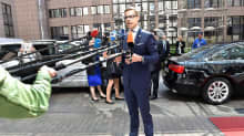 Alexander Stubb puhui toimittajille ennen EU-maiden johtajien huippukokouksen alkua Brysselissä 23. huhtikuuta.