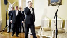 Pääministeri Juha Sipilän johtama uusi hallitus saapumassa tiedotustilaisuuteen altioneuvoston juhlahuoneistossa Smolnassa.