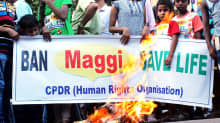 Mielenosoittajat polttivat Nestlen Maggi-nuudeleita Kalkutassa, Intiassa 4. kesäkuuta.