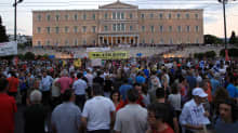 Mielenosoitus Ateenassa parlamentin edustalla 21.6.