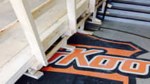 KooKoon logo Kouvolan jäähallin lattiassa on joutunut remonttirakenteiden alle.