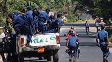 Burundin poliisi valmistautui rakentamaan tiesulkua maan pääkaupungissa Bujumburassa 6. heinäkuuta.
