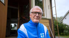 Raimo Seppänen vanhempiensa rakentaman rakentaman rintamamiestalon edustalla kesällä 2015.