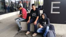 Irakilaismiehet odottivat maanantaina Kemiin lähtevää linja-autoa matkakeskuksessa Ruotsin rajalla.