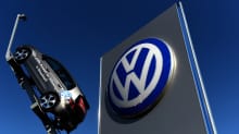 Volkswagenin auto ja isokokoinen logo ovat Volkswagenin konttorin edustalla Düsseldorfissa.