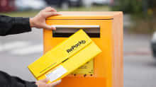 Paketti menossa postilaatikkoon