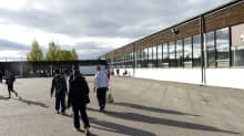 Turvapaikanhakijoita Kouvolan Keltakankaan tilapäismajoituksessa.