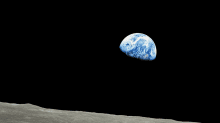 Maapallo avaruuden pimeydessä, edessä Kuun kamaraa. 