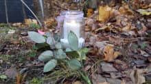 Joutsenon Rientolassa oli sytytetty kynttilä viikonloppuna surmatun tytön muistoksi.