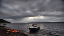 Pakolaisten jättämiä pelastusliivejä Lesbos-saaren rannalla Kreikassa 3. joulukuuta.