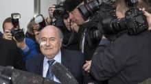 Fifan hyllytetty johtaja Sepp Blatter saapui maanantaina tiedotustilaisuuteen Zürichissä Sveitsissä sen jälkeen, kun hänet oli suljettu kahdeksaksi vuodeksi jalkapallosta.