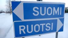 Valtakunnanrajan kyltit.