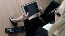Nainen käyttää tablet-tietokonetta.