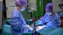 Leikkaustiimi hoitaa potilasta