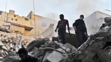Aleppossa etsittiin ilmaiskun uhreja raunioituneesta talosta helmikuussa 2014.
