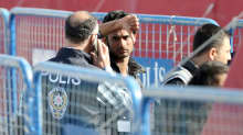 Turkin poliisi saattoi miehen Lesboksen saarelta tulleesta laivasta Dikilin satamassa Turkissa maanantaina.