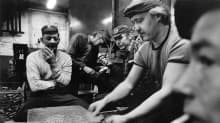 Ruotsinsuomalaisia miehiä tauolla pelaamassa korttia.