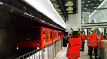 Metrojuna saapuu Tapiolan keskeneräiselle asemalle.