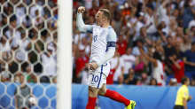 Wayne Rooney juhlii maalia.