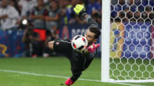 Rui Patricio torjuu.