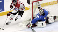 Kanadan Eric Staal hyökkää Suomea vastaan MM-kisoissa 2008.