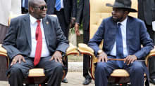 Huhtikuussa 2016 otetussa kuvassa Etelä-Sudanin presidentti Salva Kiir (oikealla) juttelee Riek Macharin (vas.) kanssa.