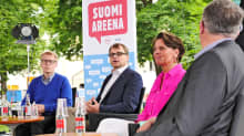 Kimmo Tiilikainen, Juha Sipilä ja Anne Berner keskustelemassa Porissa 11. heinäkuuta.