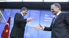 Turkin pääministeri Ahmet Davutoglu (vas.) ja Eurooppa-neuvoston puheenjohtaja Donald Tusk paiskaavat kättä.