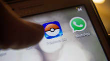 Pokémon Go ja WhatsApp-sovellukset kännykän näytöllä.