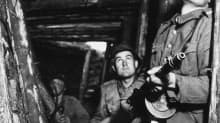 Jatkosota. Neuvostoliiton suurhyökkäys. Kolme suomalaista sotilasta asemissa korsun ovella, yhdellä sotilaalla kädessään Suomi-konepistooli. Sotilaita. "Jermuja, jermu".