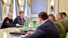 Ukrainan presidentti Petro Poroshenko (2. vasemmalta) tapaamisessa turvallisuusviranomaisten sekä ulkoministeriön henkilöstön kanssa Kiovassa 11. elokuuta 2016. 