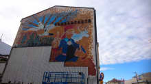 Anders Sunnan seinämaalaus Kansan tahto -talon seinällä Oulussa.