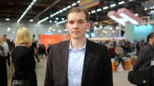 Esa Holappa käytti ennen toista nimeään Henrikiä, koska nimikirjaimet HH sopivat hyvin natsiaatteeseen. Nykyisin hän suosii etunimeään. 