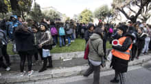 Opettajia ja oppilaita Machiavelli-koulun edustalla Roomassa 5.6 magnitudin järistyksen jälkeen 18. tammikuuta 2017. 