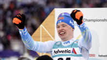 Iivo Niskanen tuulettaa 15 kilometrin perinteisen MM-kultaa Lahdessa.